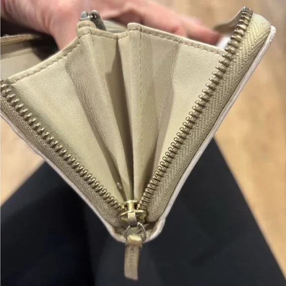 Gucci Tan and Green Signature Wallet - Picture 8 of 15